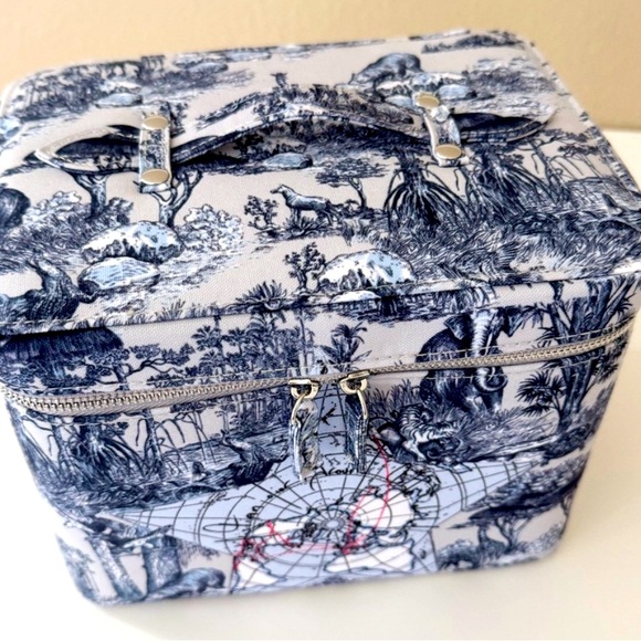 💙🤍 NEW Dior Beauty Limited Around the World Vanity - Picture 2 of 7